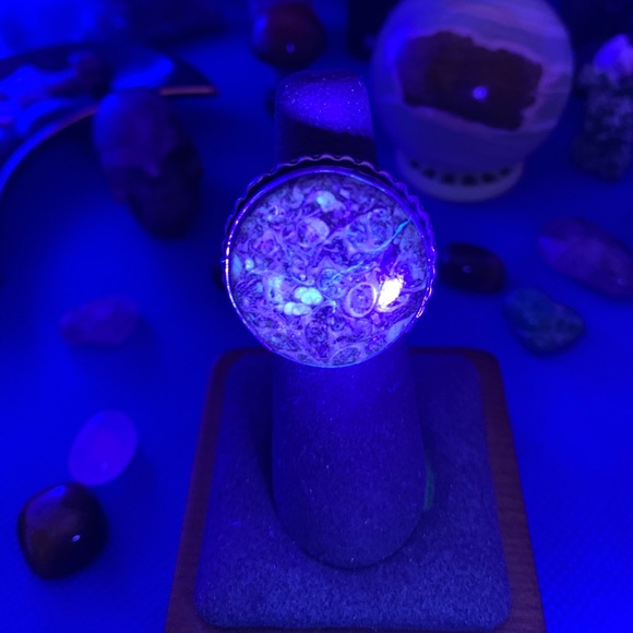 Comfort Curl Adjustable Large Round Turritella Ring! GLOWS UNDER BLACKLIGHT! - Picture 9 of 16